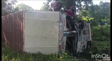 रामसनेही घाट: पूरेकोट गांव के पास कंटेनर ट्रक और ट्रैक्टर ट्रॉली में हुई टक्कर, दोनों वाहन खंती में पलटे व दोनों ड्राइवरों को आई चोटें