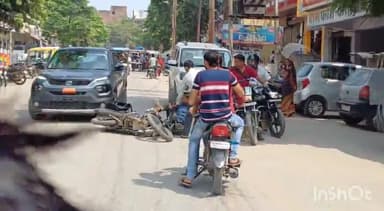 एटा: कचहरी रोड स्थित डाकखाने के सामने कार ने बाइक में पीछे से मारी जोरदार टक्कर, बाइक सवार बीच सड़क पर गिरकर हुआ घायल