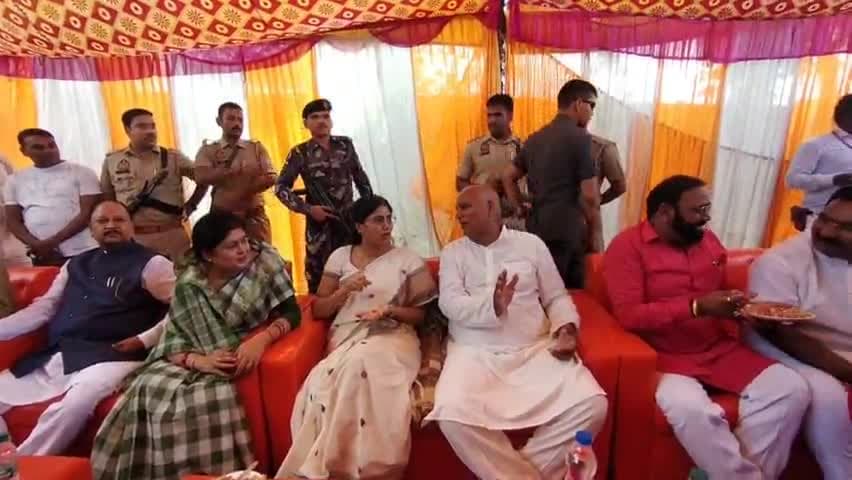 मड़ियाहू: मलाई गांव पहुचीं #अनुप्रिया पटेल, शोकाकुल परिवार को बंधाया ढांढस

@apnadalofficial @anupriyaspatel