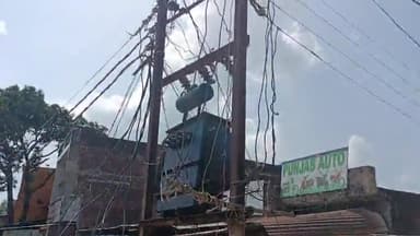 बलरामपुर समाचार जनता करे सवाल क्या विद्युत विभाग दुर्घटना का कर रहा है इंतजार इसी ट्रांसफार्मर के जड़ में आकर कई गौ माता तोड़ चुकी है दम घर के ऊपर से गुजर गया 11 000 विद्युत बोर्ड का तार तार को हटाने के लिए ट्रांसफार्मर को हटाने के लिए
