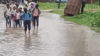 अलीनगर: हरसिंगपुर चौक की मुख्य सड़क पर भरा पानी, स्कूली बच्चों को आवागमन में हो रही परेशानी