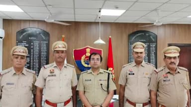 करनाल: सेक्टर-12 स्थित कार्यालय में SP ने 4 पुलिस कर्मचारियों को उप निरीक्षक से निरीक्षक के पद पर स्टार लगाकर किया पदोन्नत