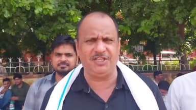 धौलपुर: कलेक्ट्रेट परिसर के बाहर विकास अधिकारियों ने विभिन्न मांगों को लेकर दिया धरना, जिलाध्यक्ष ने दी जानकारी