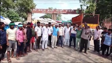 चरखी दादरी: टोकन काटने के बावजूद दादरी मंडी में बाजरे की खरीद नहीं होने पर किसानों ने रोड जाम कर जताया रोष, मौके पर पहुंचे अधिकारी
