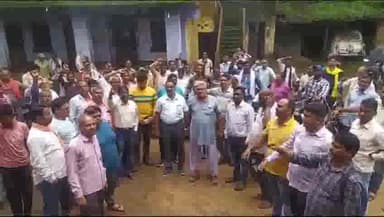 झरिया/जोरापोखर/सिंदरी: BCCLकर्मी के साथअभद्र व्यवहार और गोली मार देने की धमकी को लेकर भूलन बरारी ऑफिस के समक्ष संयुक्त मोर्चा का विरोध प्रदर्शन