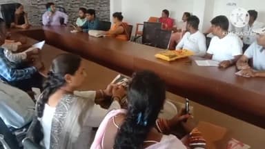 बिश्रामपुर: विश्रामपुर प्रखंड कार्यालय परिसर में की गई समीक्षा बैठक,कार्य में प्रगति लाने का BDOने कर्मचारीयो को दिया निर्देश