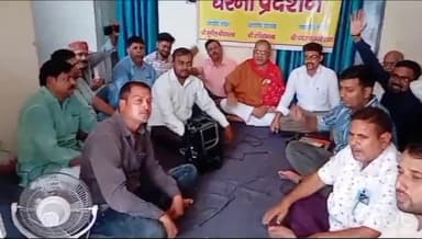 देेेवरिया: DIOS कार्यालय पर कर्मचारियों ने दूसरे दिन भी जारी रखा अनिश्चितकालीन धरना, DIOS पर लगाया उत्पीड़न का आरोप