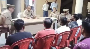 एटा: थाना मलावनपरिसर में सीओ संगमलाल मिश्रा की मौजूदगी में पीस कमेटी की बैठक का किया गया आयोजन,सभी धर्म के धर्मगुरु रहे मौजूद