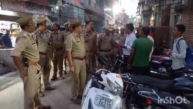 एटा: कोतवाली नगर पुलिस ने शहर के मुख्य मार्गों पर जुलूस निकलने मे परेशानी न हो,दुकानदारों से अतिक्रमण हटाने की अपील की
