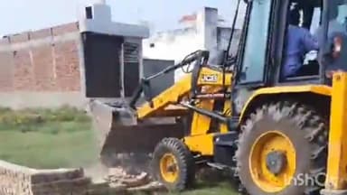 आगरा: शाहगंज वार्ड की 10 बीघा जमीन पर अनाधिकृत दो कॉलोनियों पर आगरा विकास प्राधिकरण ने चलाया बुलडोजर