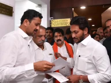 కొండపి: పొన్నలూరుమండలంచెరుకూరుమైనర్ ఇరిగేషన్ ట్యాంక్ పునరుద్ధరణకుతాడేపల్లిలోసీఎం జగన్నుకలిసినకందుకూరికిచెందినశాసనమండలి సభ్యులు