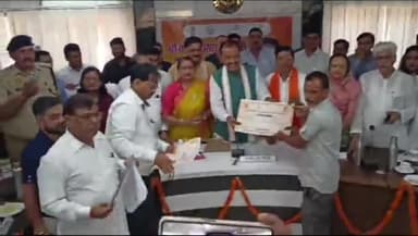 हाथरस: डिप्टी सीएम ने कलेक्ट्रेट सभागार में पीएम आवास योजना ग्रामीण के तहत लाभार्थियों को दी चाबी, की प्रेस वार्ता