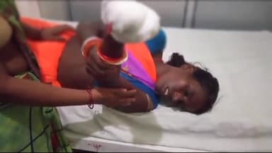 रफीगंज: रेलवे स्टेशन के प्लेटफॉर्म नंबर 2 पर घरेलू झगड़े में महिला ने ट्रेन से कटकर जान देने का किया प्रयास, RPF ने बचाई जान