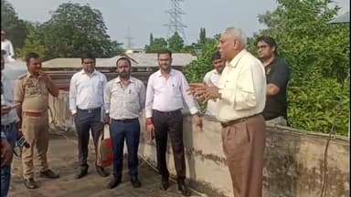 रॉबर्ट्सगंज: राज्य आपदा प्रबंधन के उपाध्यक्ष ने कलेक्ट्रेट में लगाए गए वज्रपात उपकरण का किया निरीक्षण, अधिकारियों के साथ की बैठक