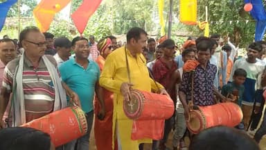 प्राकृतिक पर्व कर्म पूजा के दीन मनार नृत्य करते हुए डॉ  ईश्वर सागर चंद्रवंशी जी विश्रामपुर विधानसभा विधायक प्रत्याशी