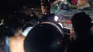 मिससरपुर  में देर रात राधा स्वामी सत्संग ब्यास के पास दो ट्रैकों की आमने-सामने की भिड़ंत चालक ट्रक के अंदर फंसा