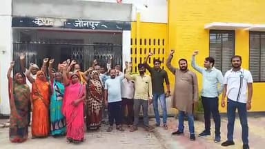 केराकत: उदयचंदपुर के ग्रामीणों ने क्षतिग्रस्त खडंजा मार्ग की मरम्मत को लेकर क्षेत्र पंचायत कार्यालय पर प्रदर्शन कर सौंपा ज्ञापन