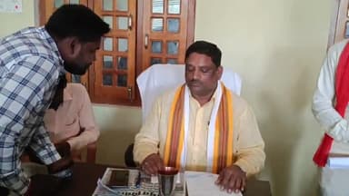 बलरामपुर समाचार अधिकारियों कर्मचारियों को हर हाल में जनता की समस्याओं का निस्तारण करना ही होगा सदर विधायक पलटू राम बताते चलें कि अपने कैंप कार्यालय आवास बलरामपुर पर जनसुनवाई करते हुए सदर विधायक ने यह बात कही इस अवसर पर भारी संख्या में फरिया