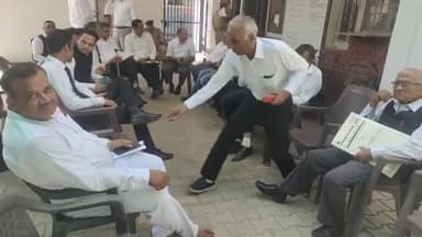 करनाल: सेक्टर-12 में करनाल बार एसोसिएशन द्वारा दूसरे दिन भी कामकाज रखा गया ठप, वर्क सस्पेंड कर अदालत गेट पर दिया गया धरना