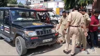 बहराइच: टिकोरा मोड़ के पास चार पहिया वाहन की ठोकर से बाइक सवार तीन व्यक्ति हुए घायल एक की हालत गंभीर