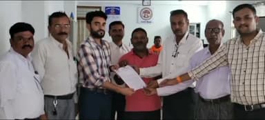 करेली: अधिवक्ता संघ ने प्रोटेक्शन एक्ट की मांग को लेकर करेली में सीएम के नाम तहसीलदार निर्मल पटले को सौंपा ज्ञापन