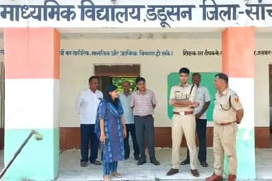 सांचोर: सांचौर जिला कलेक्टर पूजा पार्थ व पुलिस अधीक्षक सागर राणा ने मतदान केंद्रों का किया निरीक्षण