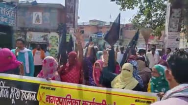 चरखी दादरी: लंबित मांगों को लेकर सफाईकर्मचारियों ने काले झंडे व उल्टी झाड़ू के साथ दादरी शहर में किया रोष प्रदर्शन