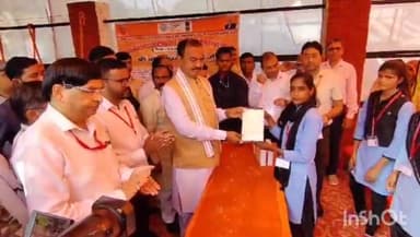 एटा: एटा के कलेक्ट्रेट प्रांगण में डिप्टी सीएम केशव प्रसाद मौर्य ने पीएमजीएसवाई योजनातर्गत 19 सड़कों का किया लोकार्पण