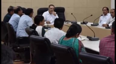 चरखी दादरी: लघु सचिवालय में ADC ने बैठक में अधिकारियों को दिए निर्देश, कहा- मोबाइल टावरों से संबंधित मामलों का जल्द करें निपटारा