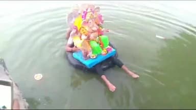 बहरोड़: बहरोड़ में जोहड़ में भगवान गणेश की मूर्ति का किया गया विसर्जन, राव कॉलोनी की सैकड़ों महिलाओं ने लिया भाग