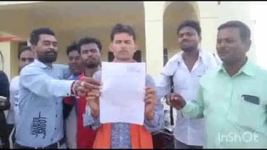 पन्ना: पशुपालन डेयरी विभाग के सफाई कर्मियों ने अपनी विभिन्न मांगों को लेकर कलेक्टर के नाम तहसीलदार को सौंपा ज्ञापन