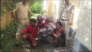 गोपालगंज: बघऊच रोड से उत्पाद विभाग की टीम ने बाइक सवार दो शराब तस्करों को किया गिरफ़्तार, 69 पीस टेट्रा शराब की जब्त