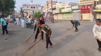 टीकमगढ़: सफाई कर्मचारी हड़ताल पर, गंदगी से परेशान होकर लोगों ने खुद ही गांधी चौराहा सहित अन्य जगहों पर झाड़ू लगाकर की सफाई