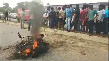 सिलाव: सिलाव हाई स्कूल के पास डिवाइडर से टकराई बाइक, बाल-बाल बचा चालक