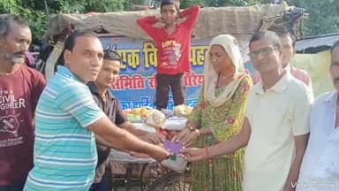 खबर औरैया से एक विचित्र पहल संस्था ने लोहा पीटो परिवार को खादसामग्री में आर्थिक मदद प्रदान की