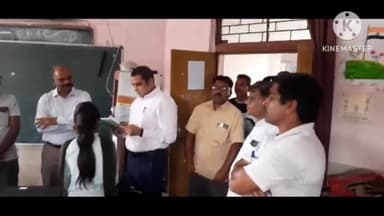 नलखेड़ा: ग्राम पंचायत बराई के हाई स्कूल में कलेक्टर ने ली बच्चो की क्लास, हल कराए गणित के सवाल