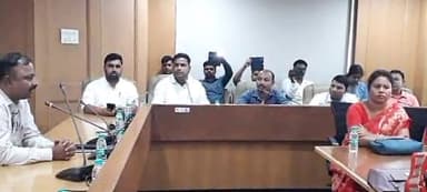 डोमचांच: पुणे एक्सपोजर विजिट के दौरान गांधीवादी नेता अन्ना हजारे से मिले डोमचांच प्रखंड प्रमुख सत्यनारायण यादव