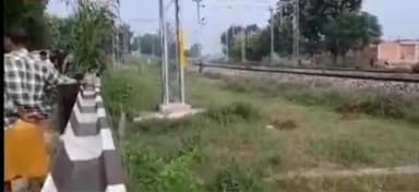 केराकत: थाना चंदवक क्षेत्र के गोनौली गांव के पास ट्रेन की चपेट में आने से महिला की हुई मौत, पोस्टमार्टम के लिए भेजा शव