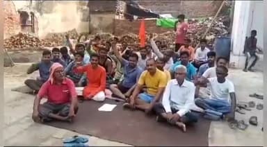 केराकत: जलालपुर कस्बे में रामलीला समिति के लोगों ने थाने के सामने स्थित रामलीला मैदान में किया धरना प्रदर्शन