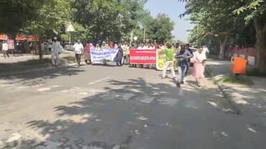 करनाल: सेक्टर-12 में नगर निगम कर्मचारियों ने मारपीट के 2 आरोपियों की गिरफ्तारी को लेकर किया प्रदर्शन, DSP को दिया ज्ञापन