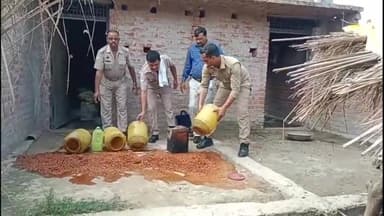 चायल: रसूलाबाद उर्फ कोईलाहा में आबकारी विभाग व पुलिस की टीम ने मिलकर 1 अभियुक्त को किया गिरफ्तार, 100 किलोग्राम लाहन किया नष्ट