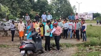 कोंडागांव: ग्राम पंचायत बवई के ग्रामीणों ने कलेक्ट्रेट पहुंचकर की पक्की सड़क की मांग,मांग पूरी नहीं हुई तो करेंगे चुनाव का बहिष्कार