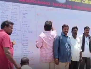 కొండపి: టంగుటూరులోని నాలుగు కూడళ్ళ సెంటర్‌ ఎన్టీఆర్ విగ్రహం వద్ద టీడీపీ అధినేత చంద్రబాబు అరెస్టును నిరసిస్తూ సంతకాల సేకరణ