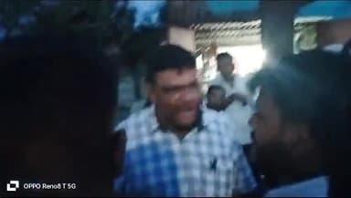 दमोह: नगर पालिका मे हड़ताल पर बैठे सफाई कर्मचारियों से कार्य कराने दबाव बनाते अधिकारियो का वीडियो वायरल