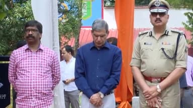 कांके: रांची के धुर्वा स्थित सीआरपीएफ कैंप पहुंचकर राज्यपाल व सीएम ने शहीद जवान को दी श्रद्धांजलि