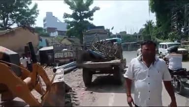 महुआ: नगर परिषद प्रशासन एवं सीओ ने महुआ में खाली कराया अतिक्रमण