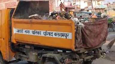 बलरामपुर समाचार नगर पालिका परिषद बलरामपुर ने शुरू की विशेष सफाई अभियान तहसील गेट पर और गेट के अंदर सफाई कर कूड़े को वाहन में लादते सफाई कर्मीएस बी शुक्ला क्रांति