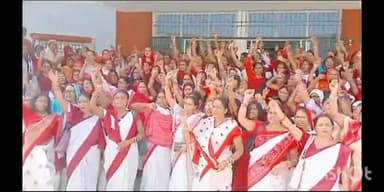 सुपौल: सुपौल प्रखंड कार्यालय में आंगनबाड़ी सेविकाओं ने अपनी मांगों को लेकर किया प्रदर्शन