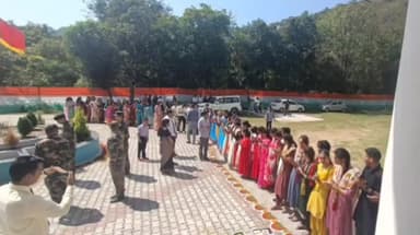 मंडी: मंडी जिला के विजय ग्रुप ऑफ़ इंस्टिट्यूट के 18वें स्थापना दिवस पर शुक्रवार को विधायक चंद्रशेखर ने नवाजे होनहार