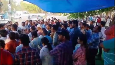 सागर नगर: जिला पंचायत कार्यालय के सामने पिछले 1 माह से चल रही पटवारियों की हड़ताल शुक्रवार को हुई समाप्त